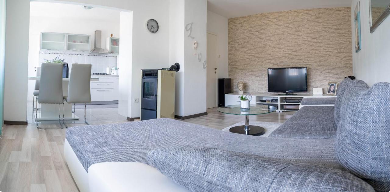 Apartman M Appartement Knin Buitenkant foto