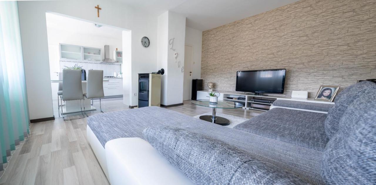 Apartman M Appartement Knin Buitenkant foto